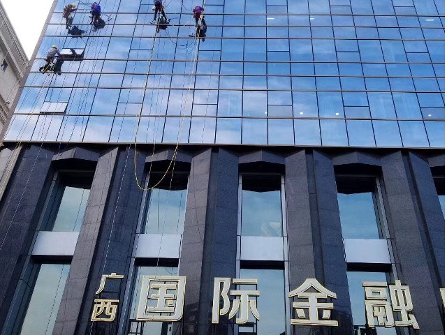 广西国际金融中心外墙清洗